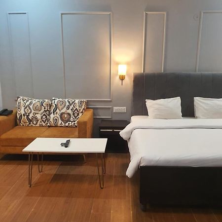 Mallenzo Suites Dlf Phase 1 Gurgaon Zewnętrze zdjęcie
