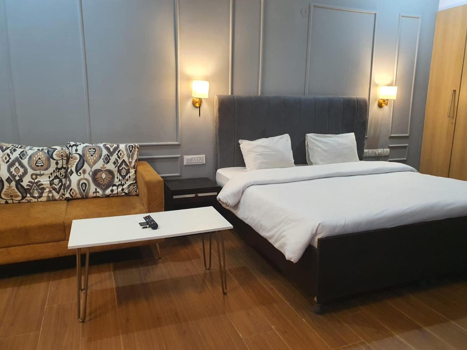 Mallenzo Suites Dlf Phase 1 Gurgaon Zewnętrze zdjęcie