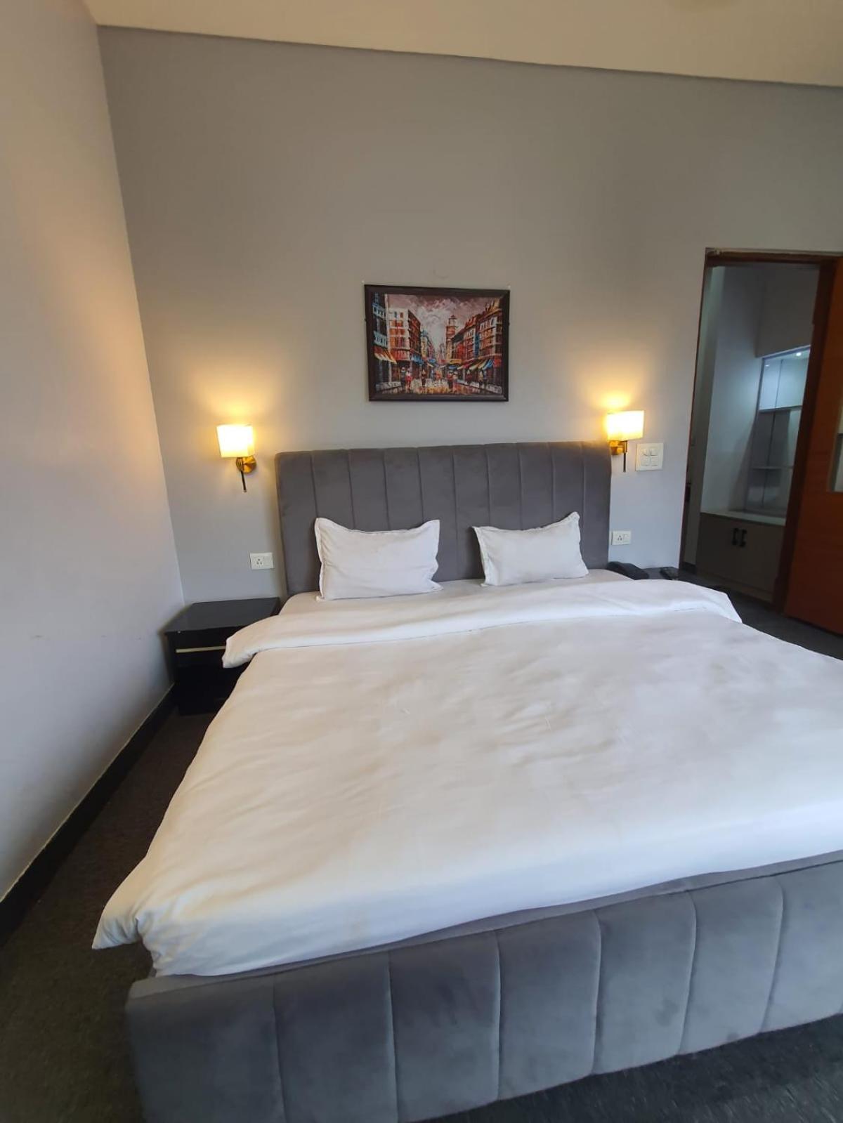 Mallenzo Suites Dlf Phase 1 Gurgaon Zewnętrze zdjęcie