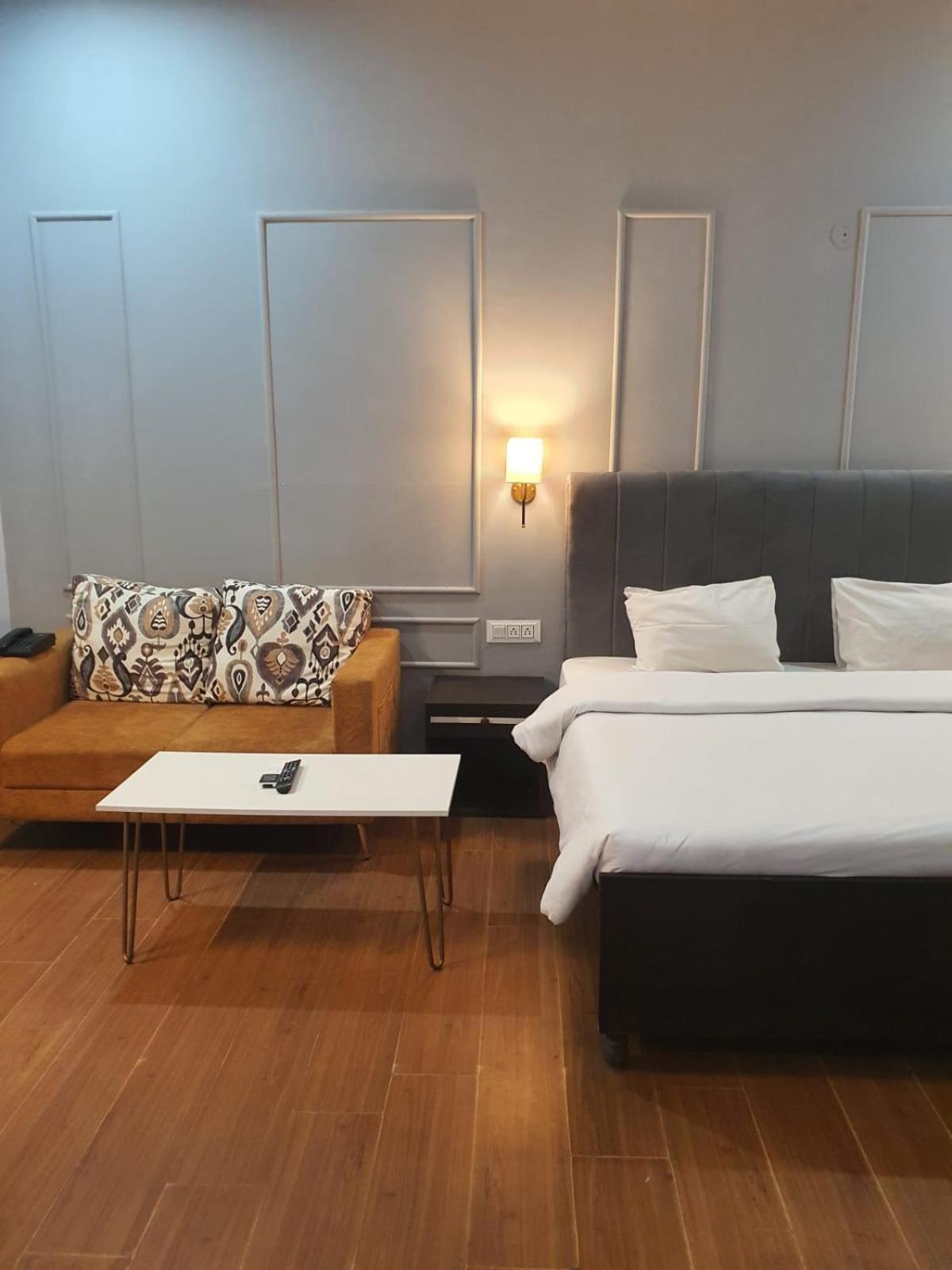 Mallenzo Suites Dlf Phase 1 Gurgaon Zewnętrze zdjęcie
