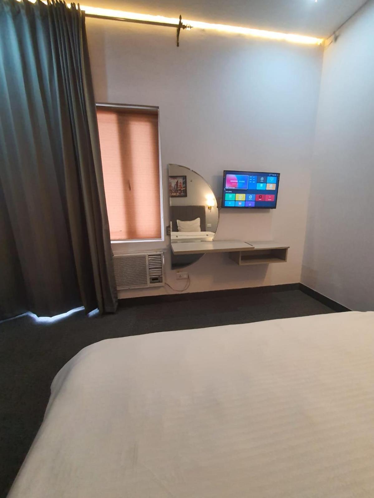 Mallenzo Suites Dlf Phase 1 Gurgaon Zewnętrze zdjęcie
