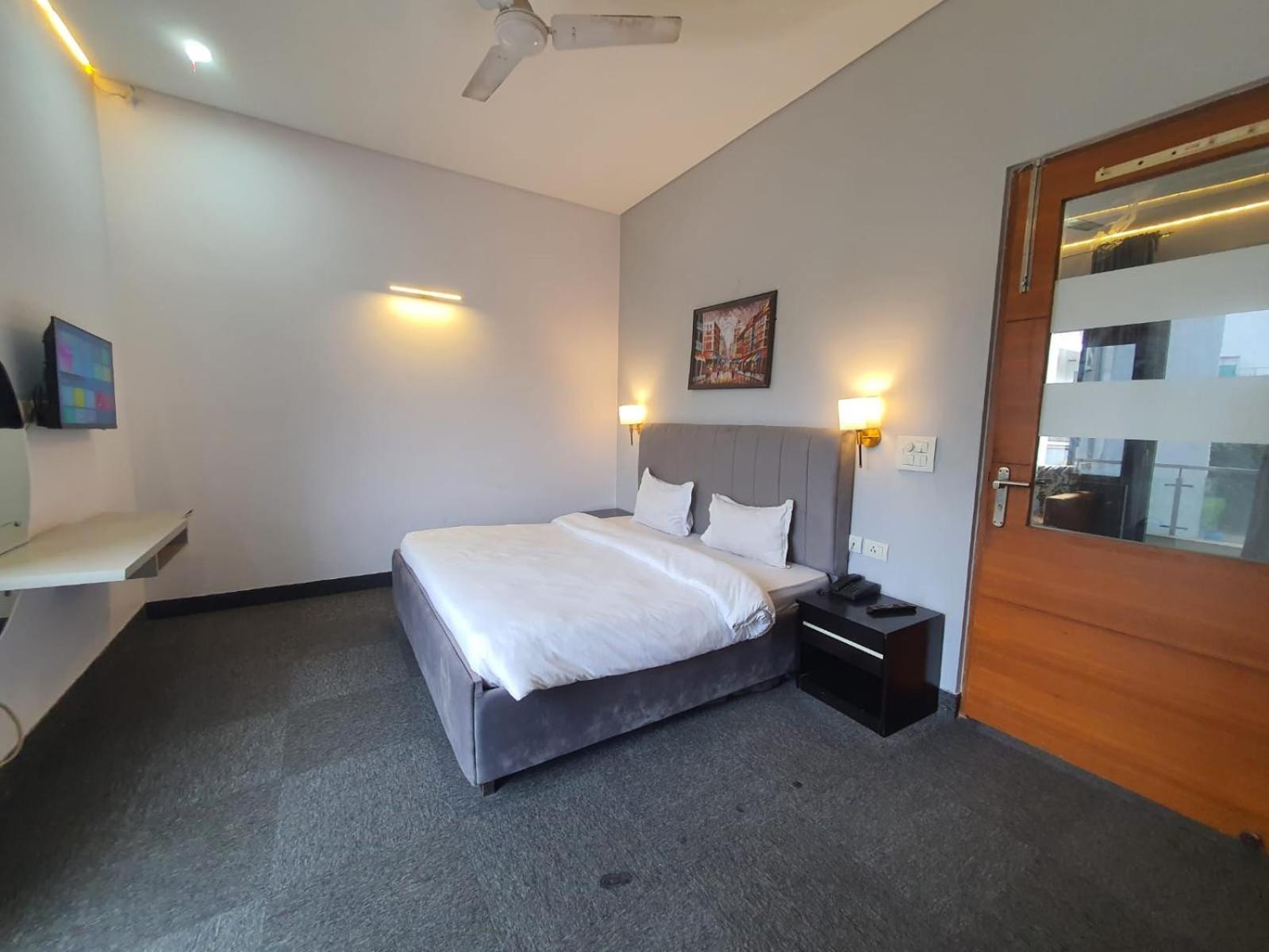 Mallenzo Suites Dlf Phase 1 Gurgaon Zewnętrze zdjęcie