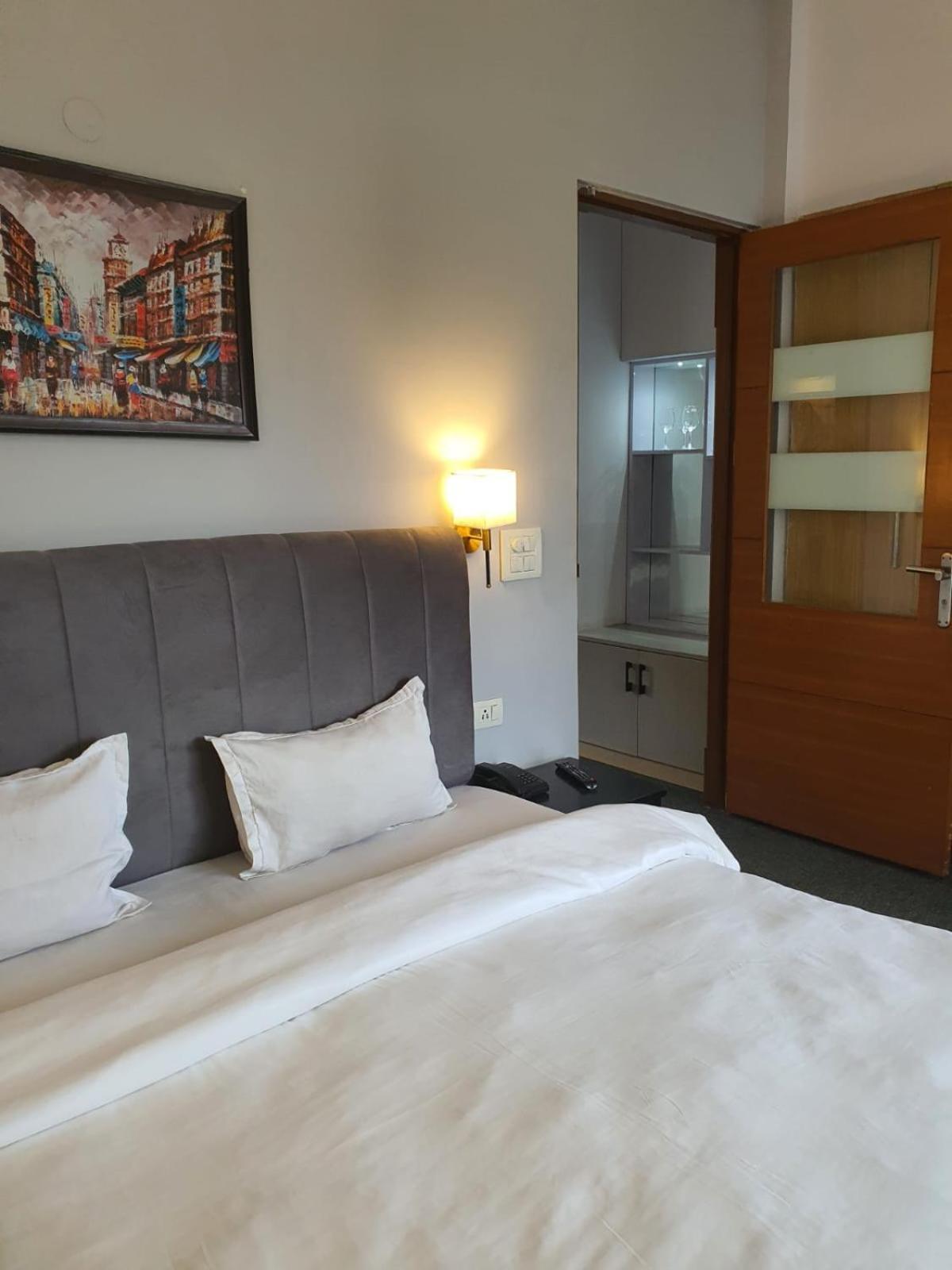 Mallenzo Suites Dlf Phase 1 Gurgaon Zewnętrze zdjęcie